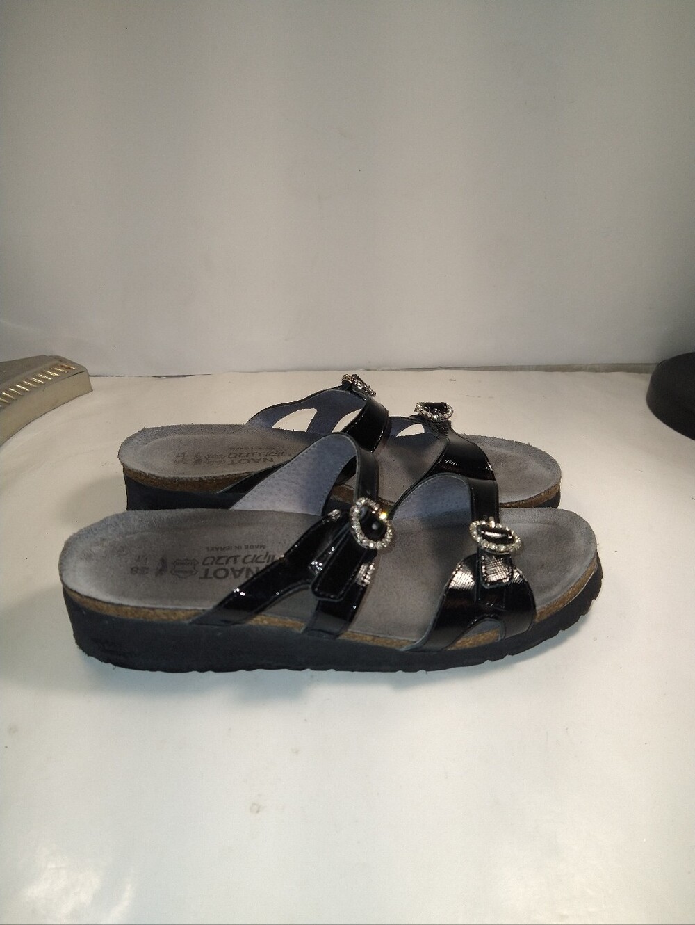 Naot Kate Black Patent Leather Rhinestone Slip On Sandals Shoes Women's sz 7(38)